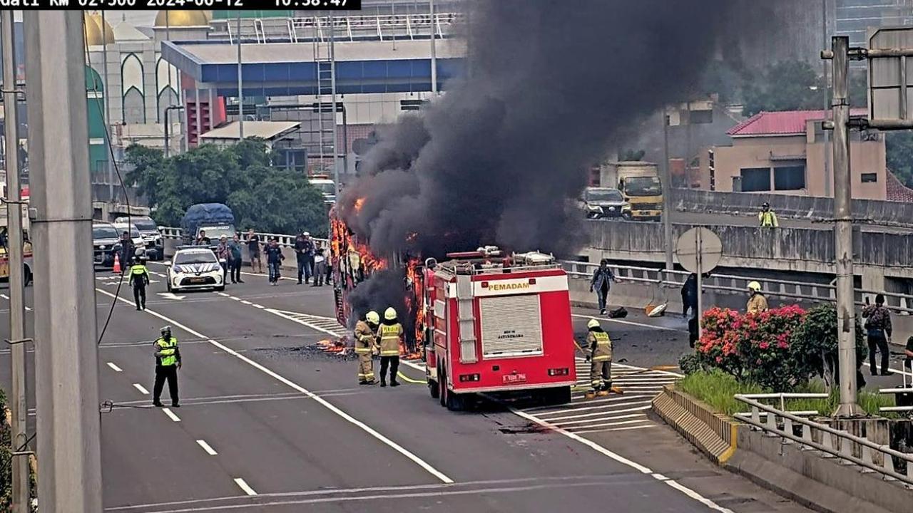"Objek terbakar mobil bus merek Hino, nomor polisi S 7783 UA,"&nbsp;