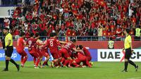 Timnas Vietnam merayakan kelolosan ke perempat final setelah di babak 16 besar mengalahkan Yordania lewat adu penalti di Al Maktoum Stadium, Dubai, Minggu (20/1/2019).  (AFP/Karib Sahib)