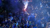 Tim dan ofisial Persib Bandung menyapa warga saat konvoi juara BRI Super League 2025/2026 di Bandung, Jawa Barat, Minggu (24/5/2026). (Bola.com/Bagaskara Lazuardi)