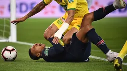 Striker Paris Saint-Germain (PSG), Kylian Mbappe, terjatuh saat berebut bola dengan bek FC Nantes, Diego Carlos, pada laga semifinal Piala Prancis 2019 di Stadion Parc des Princes, Rabu (3/4). PSG menang 3-0 atas FC Nantes. (AFP/Franck Fife)