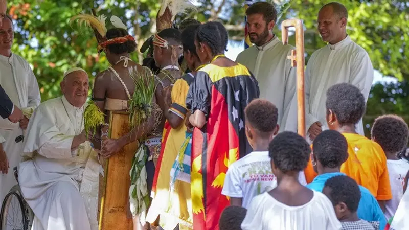 Paus Fransiskus saat bertemu dengan penduduk asli di Sekolah Humaniora Tritunggal Mahakudus di Baro, dekat Vanimo, Papua Nugini, Minggu (8/9/2024).