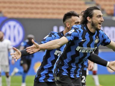 Bek Inter Milan, Matteo Darmian melakukan selebrasi usai mencetak gol ke gawang Cagliari dalam laga lanjutan Liga Italia 2020/2021 pekan ke-30 di San Siro Stadium, Milan, Minggu (11/4/2021). Inter Milan menang 1-0 atas Cagliari. (AP/Luca Bruno)