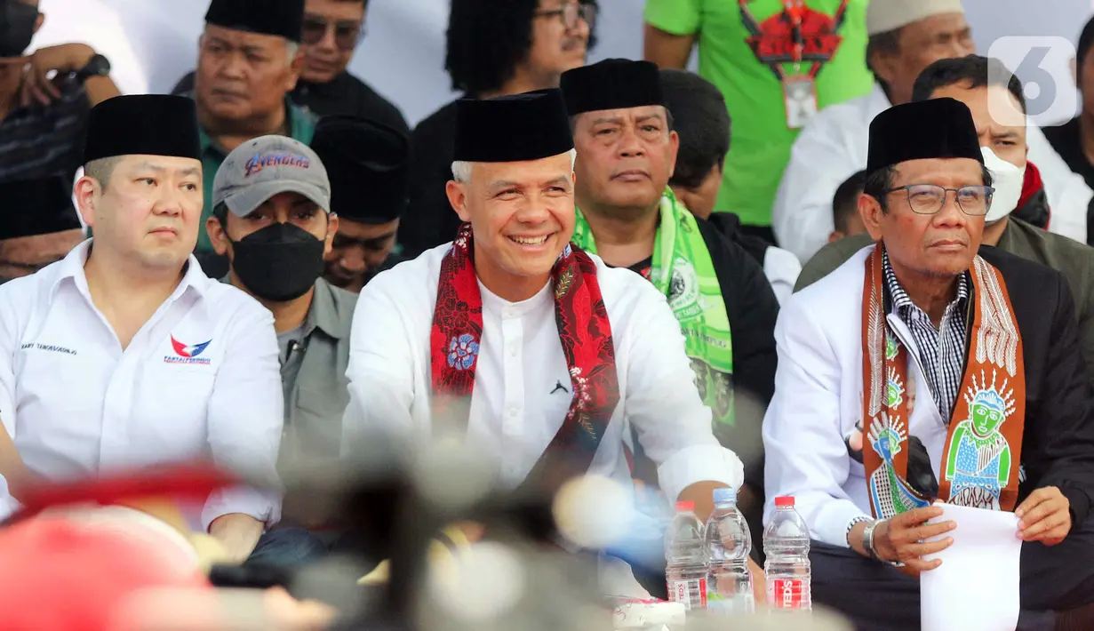 Pasangan calon presiden dan calon wakil presiden nomor urut 3 Ganjar Pranowo (tengah) dan Mahfud MD (kanan) didampingi Ketua Umum Partai Perindo Hary Tanoesoedibjo (kiri) saat menghadiri acara deklarasi dukungan di Lapangan Jalan Akses Rusun, Cakung, Jakarta Timur, Sabtu (6/1/2024). Keluarga Besar Forum Betawi Rempug (FBR) dan Ikatan Keluarga Madura (IKM) mendeklarasikan dukungannya kepada pasangan Ganjar Pranowo-Mahfud MD pada Pilpres 2024. (Liputan6.com/Herman Zakharia)