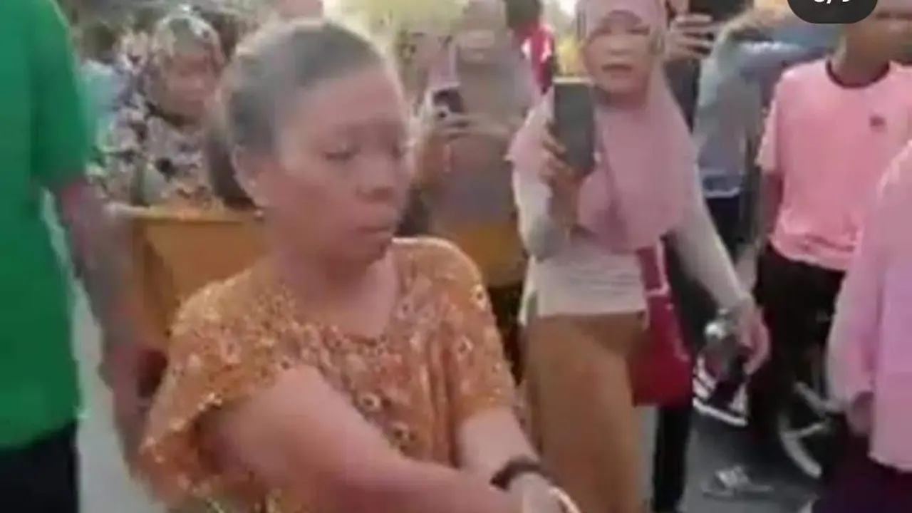 Tangkapan Layar Video Viral seorang Emak-emak ditarik dengan seutas tali (Arfandi Ibrahim/Liputan6.com)
