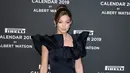 Model AS Gigi Hadid berpose menjelang peluncuran Kalender Pirelli 2019 di Pirelli HangarBicocca di Milan (5/12). Gigi Hadid tampil cantik bergaun hitam saat peluncuran Kalender Pirelli 2019 tersebut. (AFP Photo/Miguel Medina)