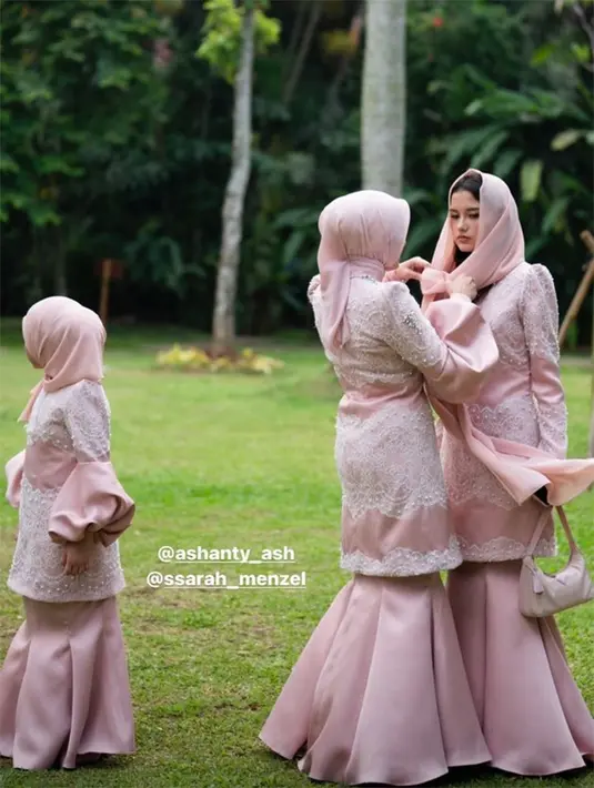 Momen Ashanty mendadani Sarah saat akan menghadiri pengajian dan gender reveal kehamilan Aurel Hermansyah. Kekasih Azriel itu mengenakan busana serupa dengan keluarga Anang Hermansyah. [Instagram/azriel_hermansyah]