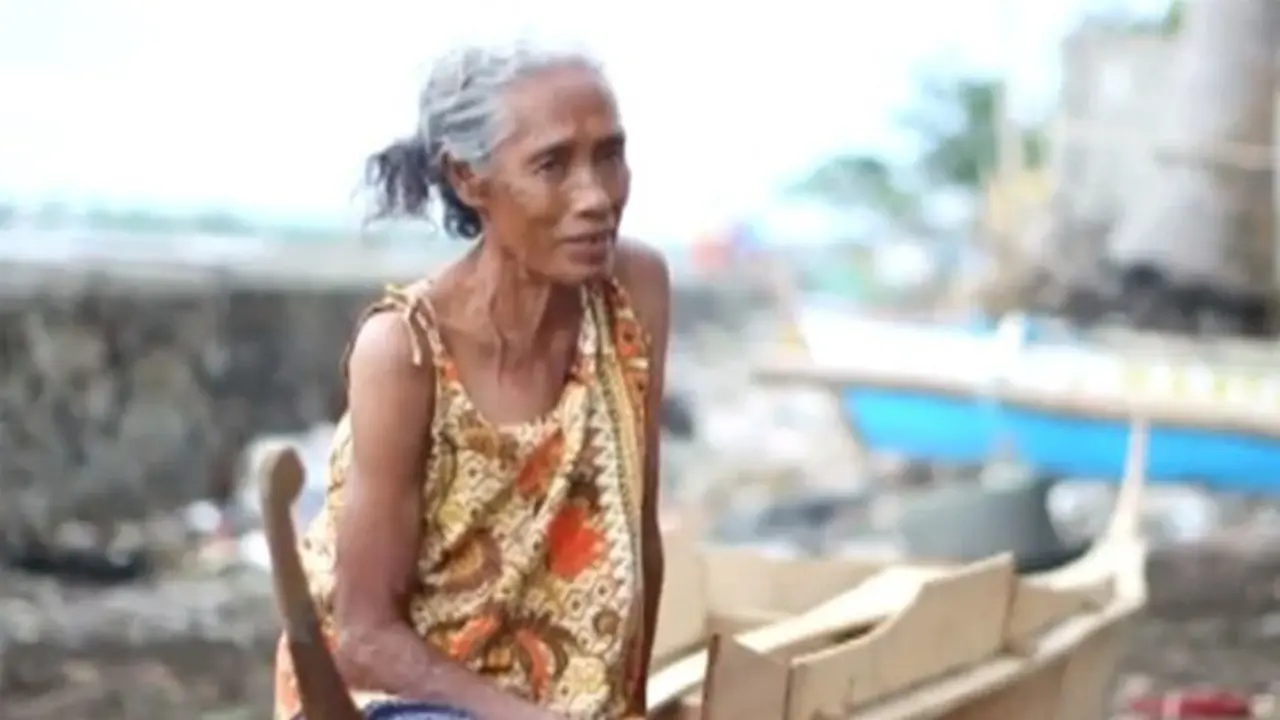Demi Hidup, Nenek 74 Tahun Berburu Koin Sampai ke Dasar Laut