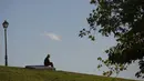 Seorang pria duduk di taman Cerro del Tio Pio di Madrid, Spanyol (14/10/2020). Berbagai wilayah di Spanyol, termasuk Navarra utara dan timur laut Catalonia, sedang merencanakan atau menerapkan pembatasan baru terhadap penyebaran virus corona baru. (AP Photo/Manu Fernandez)