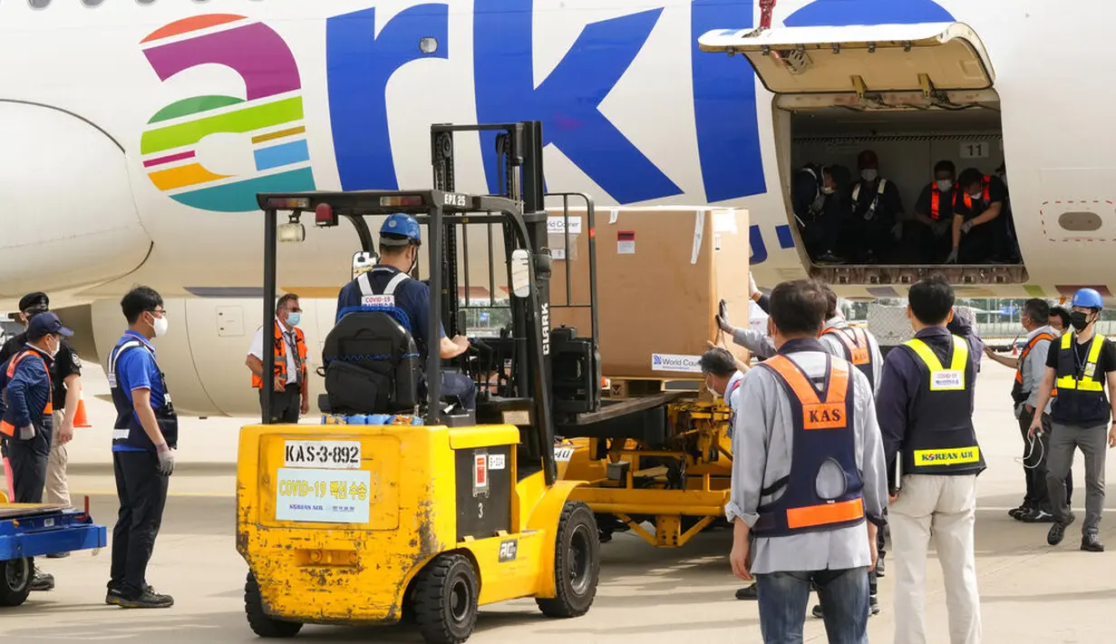 Sejumlah vaksin COVID-19 Pfizer yang dikirim oleh Israel dibongkar di Bandara Internasional Incheon di Incheon, Rabu (7/7/2021). Pemerintah Israel mengirim 700.000 dosis vaksin buatan Pfizer yang hampir kedaluwarsa ke Korea Selatan dalam kesepakatan pertukaran vaksin covid-19. (AP/Ahn Young-joon)