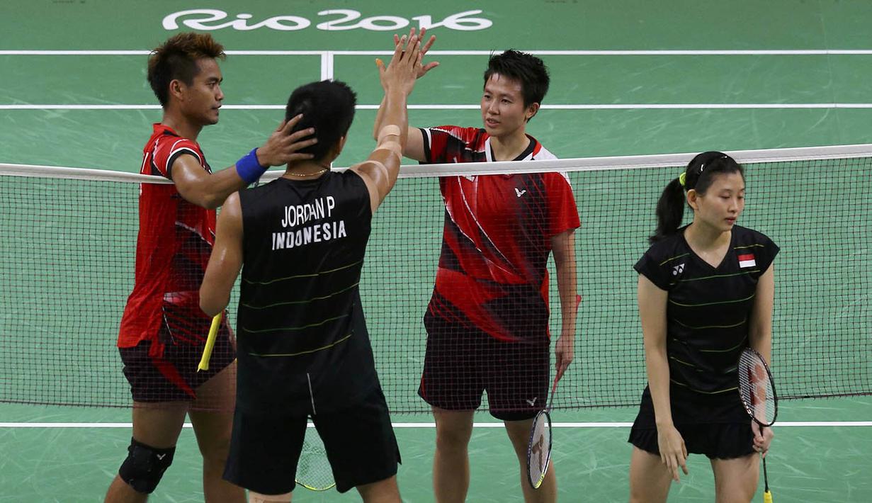 Ganda campuran Indonesia, Tontowi Ahmad/Liliyana Natsir, berhasil mengalahkan rekan senegaranya Praveen Jordan/Debby Susanto, pada laga perempat final Olimpiade 2016 di Rio de Janeiro, Brasil, Senin (15/8/2016). (Reuters/Marcelo Del Pozo)