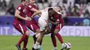 Pemain Lebanon, Omar Chaaban, berusaha melewati adangan pemain Qatar pada babak penyisihan Grup A Piala Asia 2023 di Stadion Lusail, Jumat (12/1/2024). (AP Photo/Aijaz Rahi)