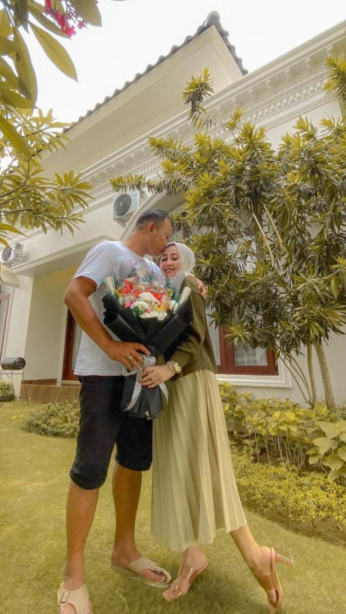 Pada 2021, suami Luluk Nuril naik jabatan.&nbsp;Mereka terlihat sangat romantis.<br><br>&ldquo;Selamat atas kenaikan pangkatnya ya,&rdquo; tulisnya di akun Instagram @luluknurilreal.<br>