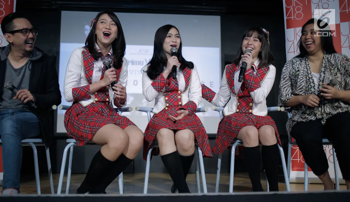 Melody JKT48 (tengah) saat jumpa pers konser Melody Graduation di Jakarta, Jumat (16/3). Nantinya, grup musik Oni & Friends ikut bergabung memeriahkan panggung menjelang kelulusan Melody. (Liputan6.com/Faizal Fanani)