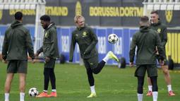 Pemain Borussia Dortmund, Julain Brandt (tengah) saat melakukan latihan menjelang laga lanjutan Liga Champions 2024/2025 melawan Real Madrid di tempat latihan Dortmund, Jerman, 21 Oktober 2024. (AP Photo/Martin Meissner)
