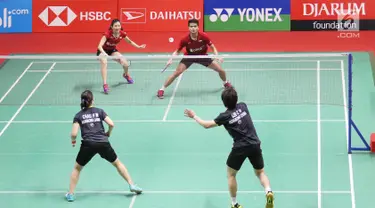 Pasangan Ricky Karanda Suwardi/Debby Susanto mengembalikan kok ke arah wakil Hong Kong, Reginald Lee Chun Hei/Chau Hoi Wah di babak pertama Indonesia Masters 2018, Selasa (23/1). Ricky/Debby menang 15-21, 21-12, 21-10. (Liputan6.com/Angga Yuniar)