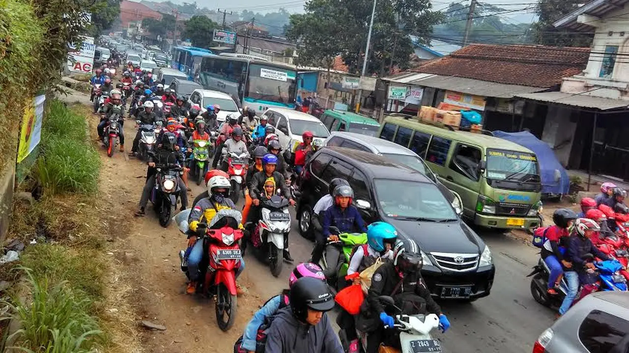 Jalur menuju Garut dan Tasik via Bandung dialihkan ke Sumedang (Liputan6.com/Arie Nugraha)