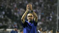 Pelatih Chelsea, Maurizio Sarri, memberikan aplaus usai laga melawan PAOK pada laga Liga Europa di Stadion Toumbas, Thessaloniki, Kamis (20/9/2018). PAOK takluk 0-1 dari Chelsea. (AP/Thanassis Stavrakis)