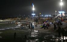 FOTO: Suhu Terlalu Panas saat Siang, Warga Dubai Ramai-Ramai Main ke Pantai Malam Hari