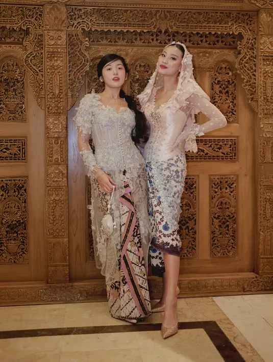 Tak kalah mencuri perhatian, Patricia memadukan kebayanya dengan kain batik dari @wilsenwillimofficial. Motif bernuansa ungu dan biru pada kainnya kontras namun tetap harmonis dengan rona lembut kebaya, menciptakan kesan kontemporer yang tetap menghormati akar tradisi. Kain dililitkan asimetris, memberi sentuhan edgy yang sesuai dengan gaya personal Patricia yang bold dan penuh karakter. [@patriciagouw].