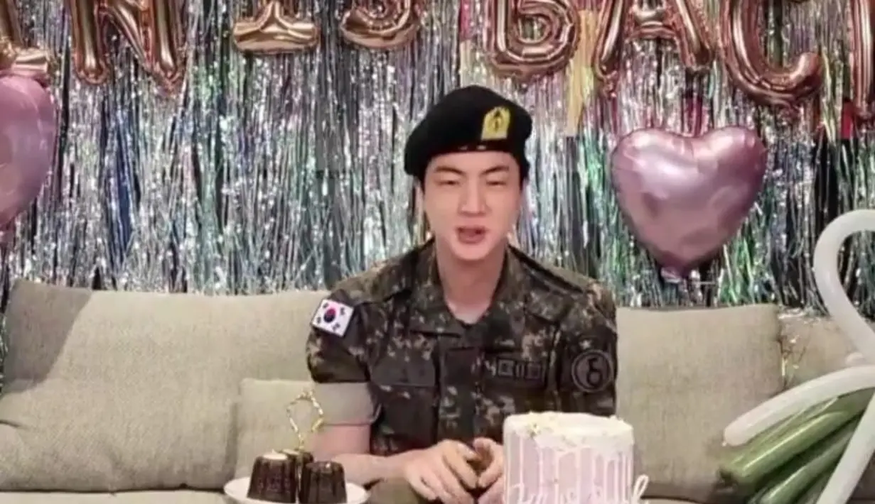 "Rasanya aneh mengatakan ini, tapi saya bersenang-senang di militer. Prajurit disebut pejuang, dan mereka yang berpangkat lebih tinggi, seperti sersan, disebut eksekutif," kata Jin (Foto: Live Weverse)