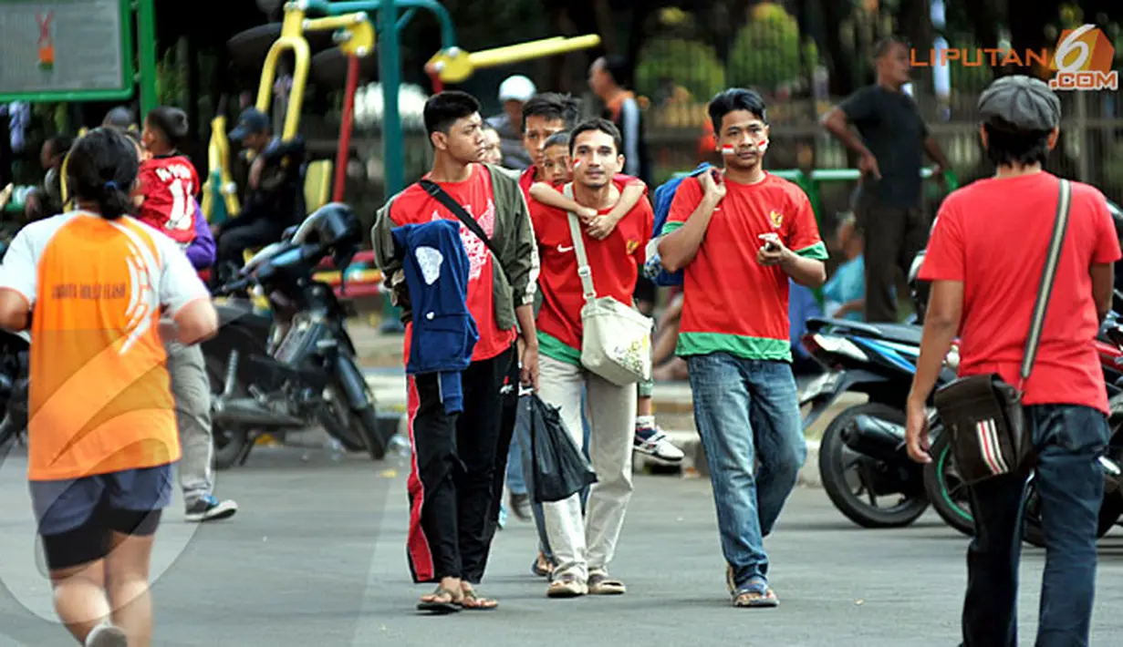 Suporter Timnas Indonesia pun tak tampak berjubel. Hanya beberapa orang saja yang terlihat berjalan-jalan saat Timnas Indonesia U-19  berlaga melawan Filipina (Liputan6.com/Helmi Fithriansyah).