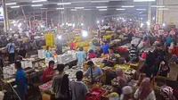 Aktivitas transaksi di area dagang kue subuh di Pasar Senen