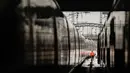 Seorang karyawan kereta api berjalan di stasiun kereta api utama di Munich, Jerman, pada tanggal 8 Desember 2023. (Michaela Rehle/AFP)