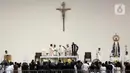 Selanjutnya, Paus Fransiskus berada Tribun Altar yang menjadi lokasi Perayaan Ekaristi Kudus yang diikuti puluhan ribu umat Katolik. (Liputan6.com/Herman Zakharia)