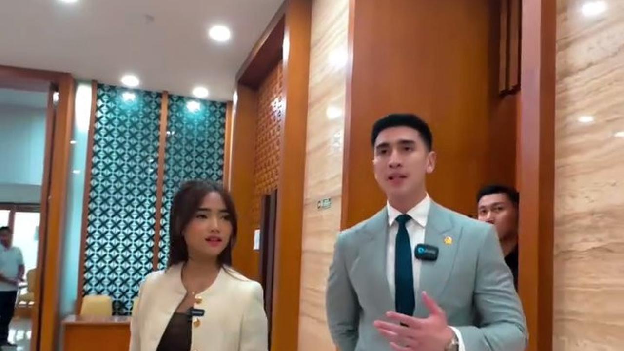 Tampilannya Disorot, Begini Momen Fuji Diajak Verrell Bramasta Keliling Gedung DPR