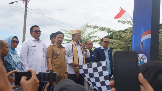 Wakil Menteri Transmigrasi (Wamentrans) Viva Yoga Mauladi saat melepas Transmigran Daerah Asal 2025 di Provinsi Lampung di Balai Keratun, Bandar Lampung, Lampung, Selasa (16/12/2025).