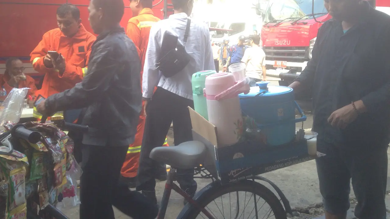 Pedagang Kopi Raup Keuntungan di Tengah Kebakaran Pasar Senen