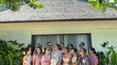 Bersama dengan beberapa bridesmaid dan groomsmen lainnya, Dian Sastro tampil kompak mengenakan gaun berwarna merah muda yang cantik. Foto: Instagram.