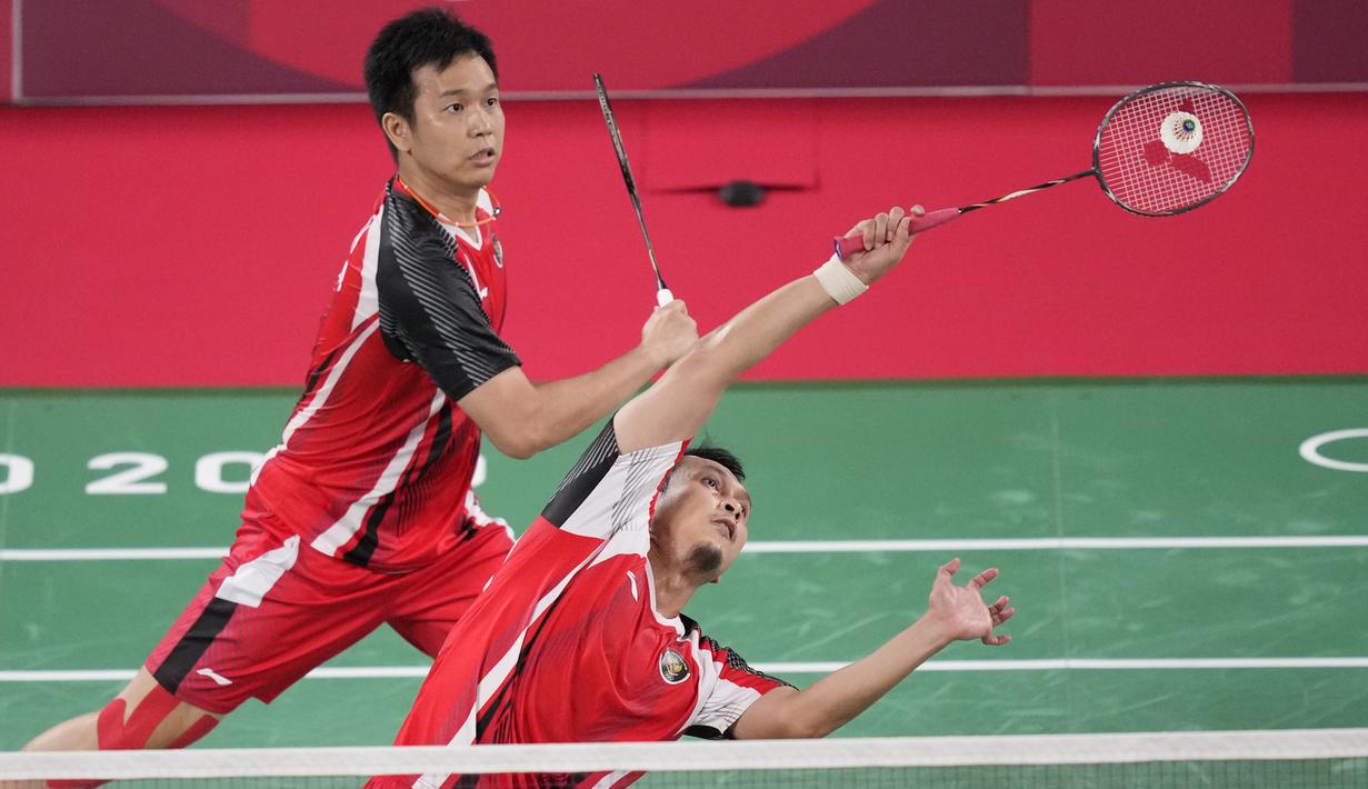 Ganda putra Indonesia Mohammad Ahsan / Hendra Setiawan melawan Takeshi Kamura / Keigo Sonoda dari Jepang pada perempat final bulu tangkis Olimpiade Tokyo 2020 di Musashino Forest Sports Plaza, Kamis (29/7/2021). Ahsan / Hendra merebut tiket empat besar 21-14, 16-21, 21-9. (AP/Dita Alangkara)