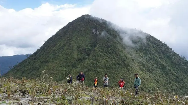 Gunung Peuet Sague di Aceh merupakan tipe gunung api kerucut
