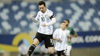 Argentina menggandakan skor menjadi 2-0 pada menit ke-33. Giliran Messi mencatatkan namanya di papan skor lewat tendakan penalti. (AP/Bruna Prado)