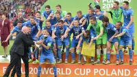 Timnas Ukraina U-20 merayakan gelar Piala Dunia U-20 2019 setelah mengalahkan Korsel di final dengan skor 3-1 di Lodz Stadium, Polandia, Sabtu malam WIB (15/6/2019). (AFP/Alik Keplicz)