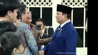 Momen Rocky Gerung Tertawa Bareng Prabowo dan Salaman dengan Gibran usai Pelantikan Pejabat