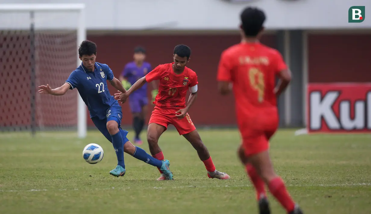 Unggul satu gol, para pemain Thailand U-16 makin percaya diri, dan sebaliknya di kubu Myanmar U-16 lebih bermain terbuka untuk mengejar defisit satu gol. (Bola.com/Bagaskara Lazuardi)