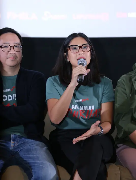 Dian Sastrowardoyo menjadi produser dan pemain di film Guru-Guru Gokil (Daniel Kampua/Fimela.com)