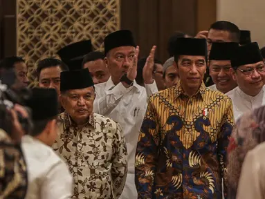 Presiden Joko Widodo didampingi Wapres Jusuf Kalla menghadiri acara Buka Puasa Bersama Partai Golkar, di Jakarta, Minggu (19/5/2019). Kegiatan tersebut mengangkat tema Menjemput Kemenangan Ramadan. (Liputan6.com/Faizal Fanani)