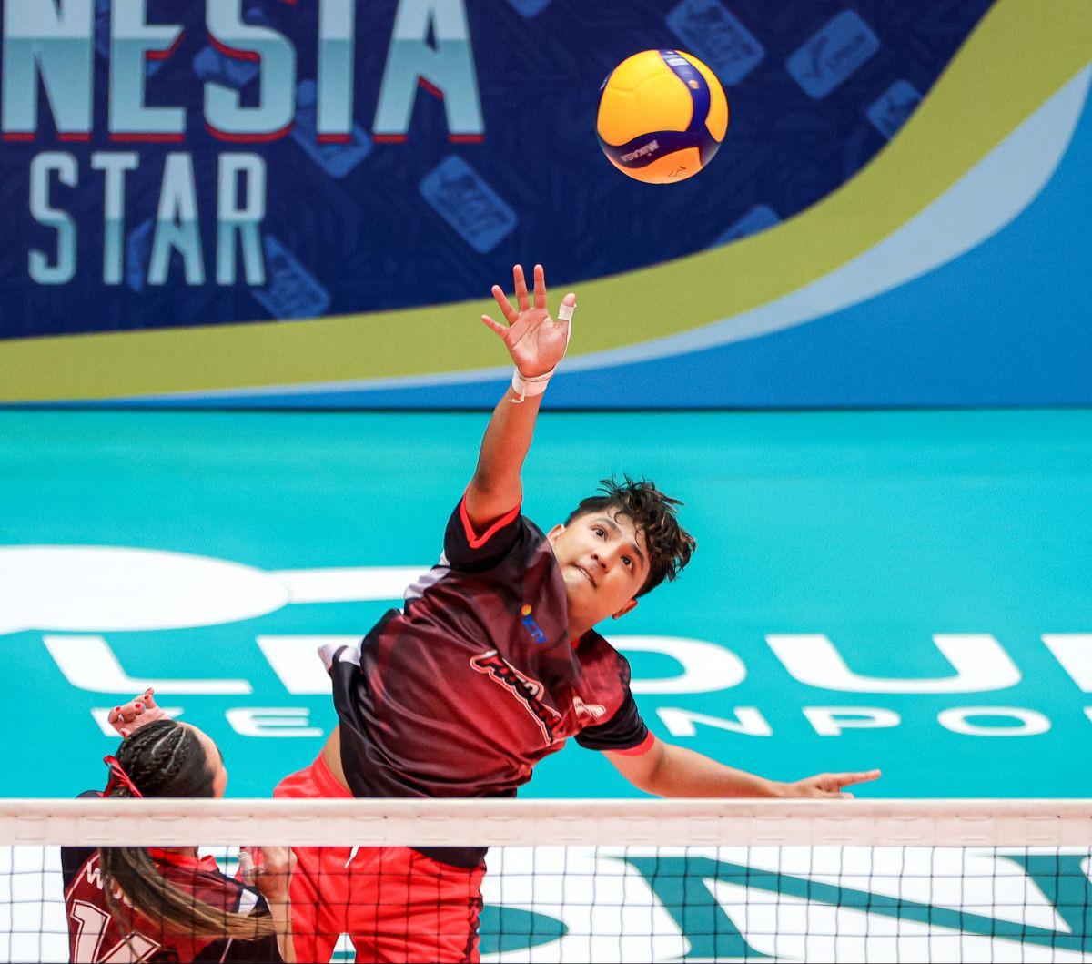 Aksi Jirayut melepaskan smash keras yang membuat Indonesia Arena bergemuruh, pada Sabtu (20/4/2024)). Artis-artis ternama Indonesia turut meramaikan pertandingan voli bertajuk Fun Volleyball Celebrity Match yang mengawali laga ekshibisi antara Indonesia A
