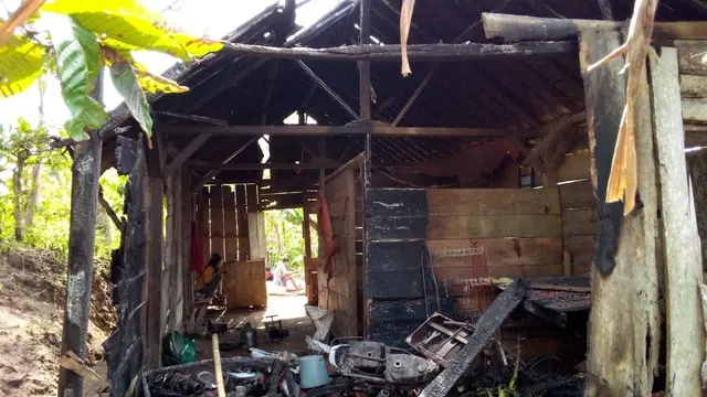 Salah satu rumah warga Desa Mulyorejo Kecamatan Silo , Jember rusak parah akibat dibakar orang tak dikenal (Istimewa)