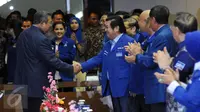Ketua Umum Partai Demokrat, Susilo Bambang Yudhoyono (kiri) menyalami anggota Fraksi pada puncak perayaan HUT PartaiD emokrat ke-14 di Gedung Parlemen Senayan, Jakarta, Rabu (9/9/2015). (Liputan6.com/Helmi Fithriansyah)