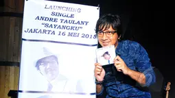 Gaya Andre Taulany saat berpose di sela-sela peluncuran single "Sayangku" di kawasan Kuningan, Jakarta, Sabtu (16/5). Setelah lama muncul di televisi sebagai komedian, Andre Taulany kini memutuskan untuk kembali bernyanyi. (Liputan6.com/Yoppy Renato)