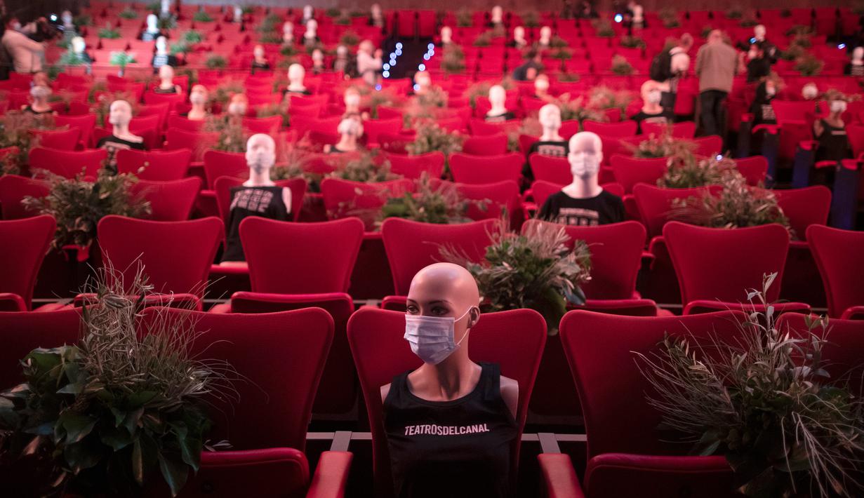Maneken Penjaga Jarak Pengunjung di Teater: Manekin bermasker ditempatkan untuk jaga jarak sosial di sebuah gedung teater di Madrid, Spanyol, Rabu (17/6/2020). (AP Photo/Manu Fernandez)