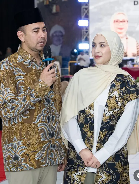 Wajahnya dipulas flawless hanya terlihat lipstik pink. Matanya pun dibuat soft dengan alis mata yang sudah on fleek. [@raffinagita1717]