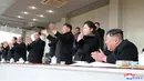 <p>Pemimpin Korea Utara Kim Jong Un dan putrinya Kim Ju-ae bertepuk tangan saat menyaksikan pertandingan sepak bola antara staf Kabinet dan Kementerian Pertahanan Nasional, di Korea Utara pada 17 Februari 2023. Kim Jong Un mengajak putrinya dalam rangka merayakan ulang tahun kakeknya Kim Jong Il menandai penampilan pertama gadis itu yang tidak secara terbuka terkait dengan nuklir. (AFP/KCNA Via KNS)</p>