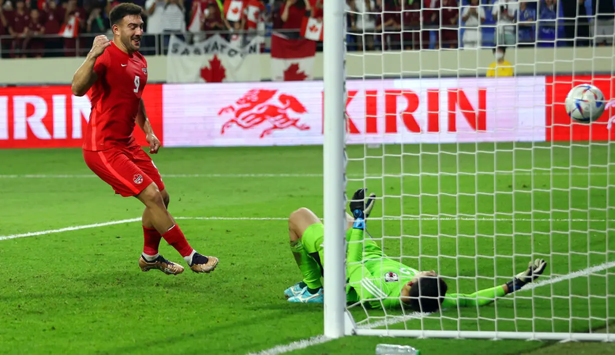 Pemain Kanada Lucas Cavallini merayakan setelah mencetak gol dari tendangan penalti ke gawang Jepang pada pertandingan persahabatan di Dubai, 17 November 2022. Kanada mengalahkan Jepang dengan skor 2-1. (AP Photo/Christopher Pike)