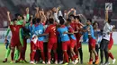 Pemain Timnas Indonesia U-19 merayakan kemenangan atas Uni Emirat Arab U-19 pada penyisihan Grup A Piala AFC U-19 2018 di Stadion GBK, Jakarta, Rabu (24/10). Indonesia unggul 1-0 dan melaju ke perempat final. (Liputan6.com/Helmi Fithriansyah)