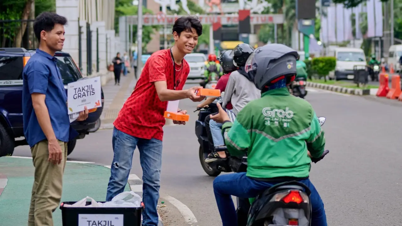 SIG menyediakan 100 porsi takjil gratis setiap hari selama bulan Ramadan 2025 pada penyelenggaraan Sundown Markette di Taman Softball GBK, Jakarta.